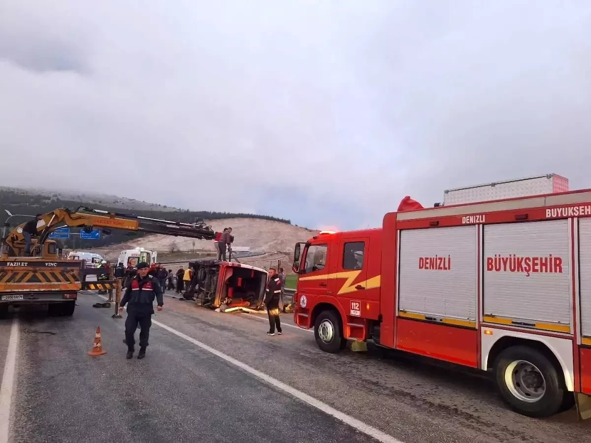 Denizli'de Tekstil İşçilerini Taşıyan Minibüs Kaza Yaptı